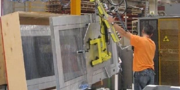 Handling large size glass doors