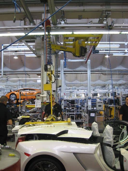 Los manipuladores industriales INDEVA han sido elegidos en repetidas ocasiones por muchas empresas del sector de la automoción por su amplia experiencia en el diseño de herramientas de sujeción a medida para agarrar y mover puertas traseras de diferentes formas, tamaños y pesos.
