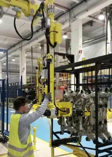 Mover un eje trasero con sencillez y seguridad gracias a los innovadores sistemas de elevación INDEVA. Gracias a la sensibilidad y a las características de autoequilibrio, el manejo de un eje trasero puede llevarse a cabo con extrema seguridad.