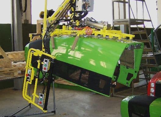 Capó Manipuladores industriales INDEVA para el manejo de piezas de trabajo especialmente incómodas como las campanas. El uso intuitivo y sencillo de este sistema permite al operador mover la carga a la velocidad deseada.