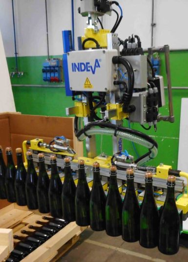 Un INDEVA quilibra automáticamente el peso de la carga cuando se levanta y detecta el peso de la carga de forma continua. Un dispositivo electrónico controlado por microprocesador permite al equilibrador poner a cero automática e instantáneamente el peso de las botellas y jarras.