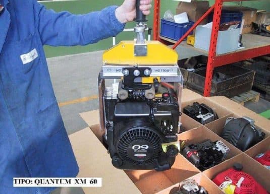Motor eléctrico – Completo La introducción del modo de control "Float Mode" también permite al operador mover el motor eléctrico completo directamente con sus manos, posicionándolo incluso en un entorno particularmente hostil para el procesamiento, como la cabina.