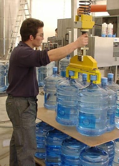 Los Dispositivos Inteligentes para el Manejo de la serie Liftronic, conocidos como INDEVA, representan la evolución de los manipuladores industriales tradicionales para el manejo de botellas y botellas con total ergonomía y seguridad.