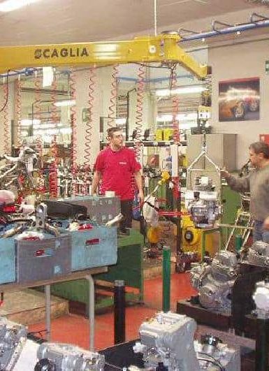 Manipuladores INDEVA para una ergonomía real en la manipulación manual de cargas: el operador, de hecho, a través del sistema Liftronic, ya no hará esfuerzos innecesarios en la manipulación continua de las motocicletas.
