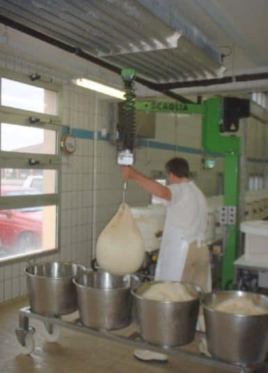 Quesos Utilizando los manipuladores industriales INDEVA, conocidos por su estructura ligera y compacta, es posible obtener un movimiento de formas de queso mediante una ventosa con rotación de la forma y una manipulación de quesos blandos mediante un simple gancho de acero inoxidable conectado a la cabeza estándar de un INDEVA®.