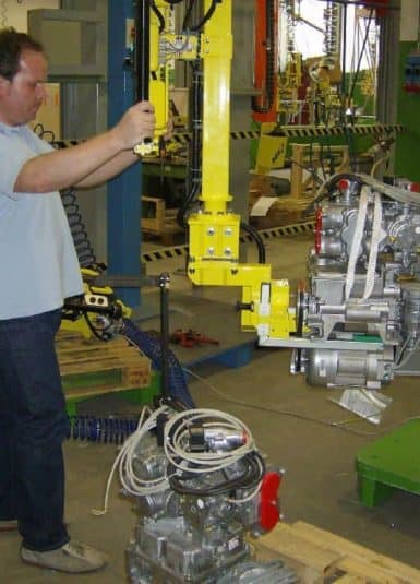 El movimiento de un motor endotérmico con manipuladores INDEVA aumenta la ergonomía, la seguridad y la productividad.