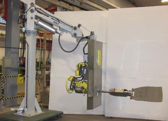 Piezas de fundición Los sistemas INDEVA, gracias a su diseño compacto y ergonómico, garantizan ligereza y facilidad de uso: de hecho, el sistema se autoequilibra en tiempo real, reconociendo el peso de la carga. De esta manera, el operario puede introducir fácilmente el componente en los hornos de alta temperatura mediante una pinza en voladizo.