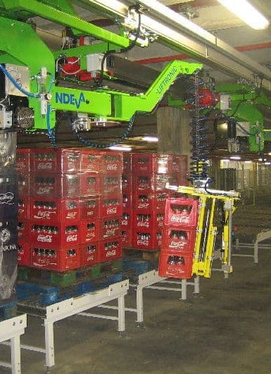 La muy baja presencia de fuerzas de inercia en el primer desenganche de carga provoca un menor esfuerzo por parte del operador, que lo mueve a la velocidad deseada. De esta manera, el sistema INDEVA actúa como si fuera una extensión del brazo humano, colocando las cajas y botellas en la posición más adecuada.