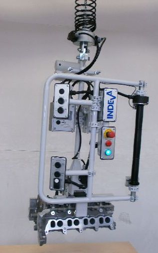 El sistema INDEVA Liftronic permite al operador mover cargas con precisión y con el mínimo esfuerzo, evitando daños a las piezas del motor.