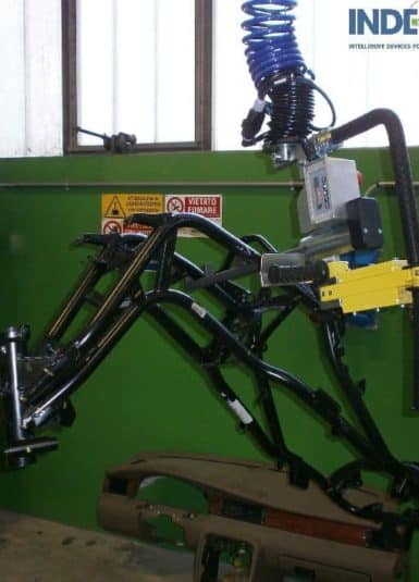 Manipuladores INDEVA para una ergonomía real en la manipulación manual de cargas: el operador, de hecho, a través del sistema Liftronic, ya no hará esfuerzos innecesarios en la manipulación continua de las motocicletas.