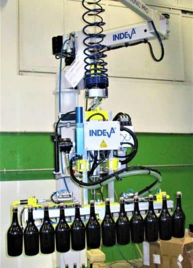 Gracias a la tecnología INDEVA, las botellas y frascos de vidrio se manejan con suavidad y precisión, sin impacto y sin desgarrarse: También existe la posibilidad de agarrar botellas dentro de un estante con la carga fuera de línea con respecto al centro de gravedad de la pinza.