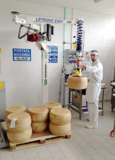 Quesos Manipuladores industriales INDEVA para el manejo ergonómico y seguro del queso, a través de un gancho de acero inoxidable.