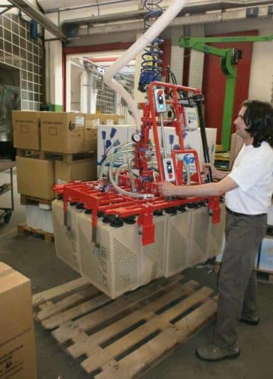 Cajas de cartón con toma por ventosas Las cajas pesadas ya no son un problema: gracias a la función de autoequilibrio de los sistemas INDEVA, el operador puede desplazarse sin dificultad.