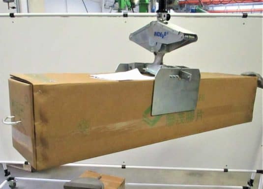 Cajas de cartón con toma mecánica El traslado de las cajas es una operación repetitiva que requiere mucho tiempo por parte del personal, utilizando los recursos económicos de una manera inadecuada. Los sistemas INDEVA son la solución para reducir estos costes, ya que eliminan la necesidad de que los operadores utilicen equipos de elevación tradicionales.