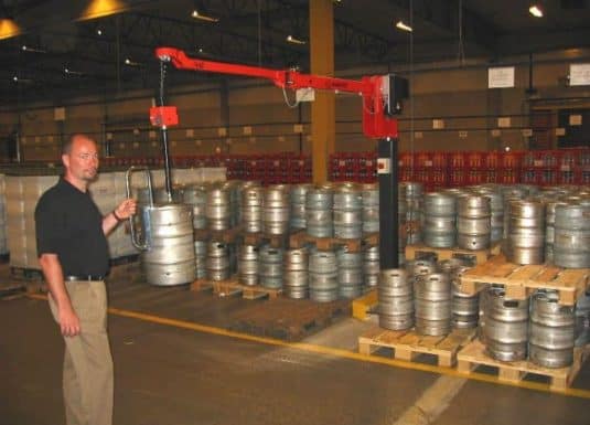 Manejo intuitivo, ergonómico y rápido de los bidones de cerveza, gracias a la posibilidad de introducir un mango sensible para agarrar y soltar los manipuladores industriales INDEVA.