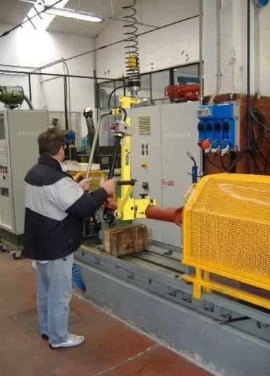 barras Los sistemas INDEVA se utilizan en la manipulación de barras con diferentes aspectos positivos. Gracias a su estructura delgada y compacta, los movimientos en el eje horizontal son rápidos y fluidos, posicionando la carga con extrema precisión.