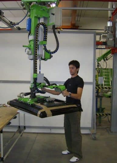Electrodomésticos Manipuladores INDEVA para manipular objetos incómodos como electrodomésticos. De esta manera, además de mantener una productividad constante, se obtiene una mayor ergonomía y seguridad para el operador.