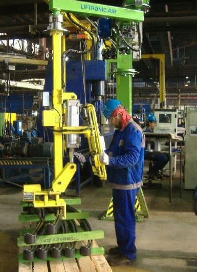 Amortiguadores La manipulación de piezas incómodas, como los amortiguadores, ya no es un problema. Los manipuladores industriales de INDEVA cumplen con esta responsabilidad mediante movimientos suaves y precisos.