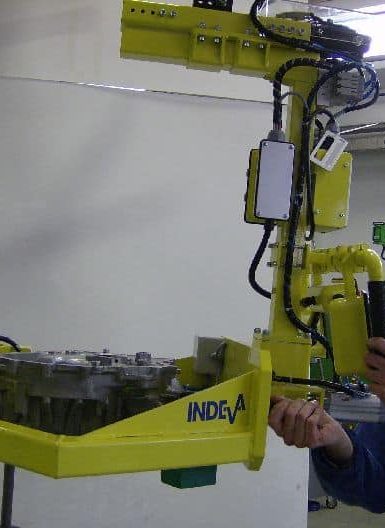 various-components-09 Los manipuladores INDEVA han sido elegidos por muchas empresas de automoción para el manejo de los componentes del automóvil con total ergonomía y seguridad, gracias a su uso sencillo e intuitivo.