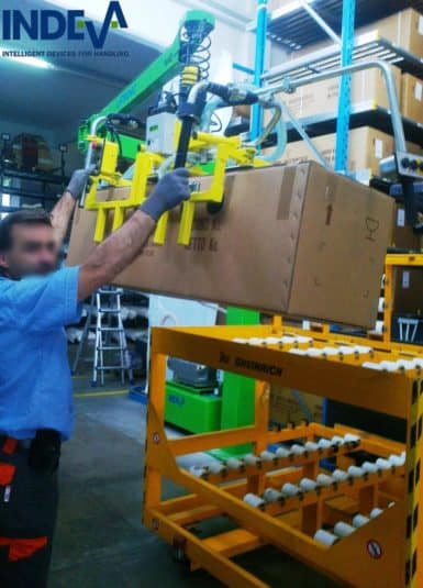 Cajas de cartón con toma por ventosas Posibilidad de manipular cajas de diferentes pesos y medidas sin necesidad de preajustar la carga, gracias a la característica técnica propia de INDEVA de detectar y contrarrestar en tiempo real y de forma automática el peso de la carga levantada.