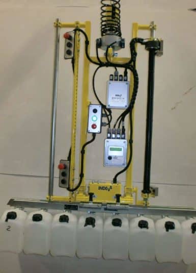 Baldes y tanques Los sistemas INDEVA están equipados con asas estándar y un dispositivo de ajuste automático de las asas que permite al operador mantener una posición ergonómica durante todo el ciclo de trabajo, asegurando que los movimientos sean siempre fluidos.