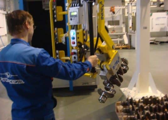 Ejes motor La extrema versatilidad, la ergonomía, pero sobre todo la adaptabilidad a cualquier aplicación y entorno, hacen que los manipuladores industriales de Scaglia INDEVA destaquen del resto del mercado, moviendo los cigüeñales con movimientos rápidos y fluidos.