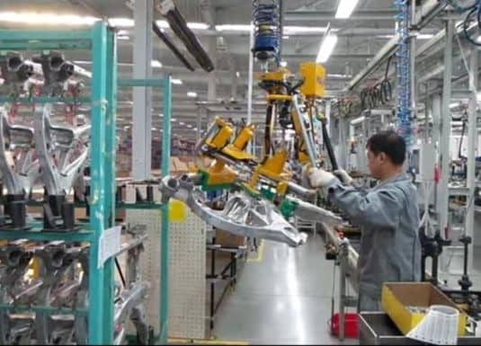 Telar Motor Manipuladores ingravidos INDEVA para la manipulación de telares motor en la industria de automóvil.