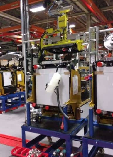 Radiadores La única solución capaz de combinar movimientos rápidos y precisos con seguridad y ergonomía es un INDEVA con sistema de agarre por vacío. De esta forma, el radiador se desplaza a la posición más adecuada para el mecanizado, a la velocidad que el operario considere más adecuada.