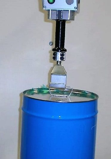 Baldes y tanques Gracias al sistema de control electrónico que caracteriza a los sistemas inteligentes INDEVA, las cargas grandes y pesadas pueden ser manejadas de forma natural y sin esfuerzo, de la misma manera que los objetos pequeños, sin sacudidas ni rebotes durante el posicionamiento o la elevación de los cazos.