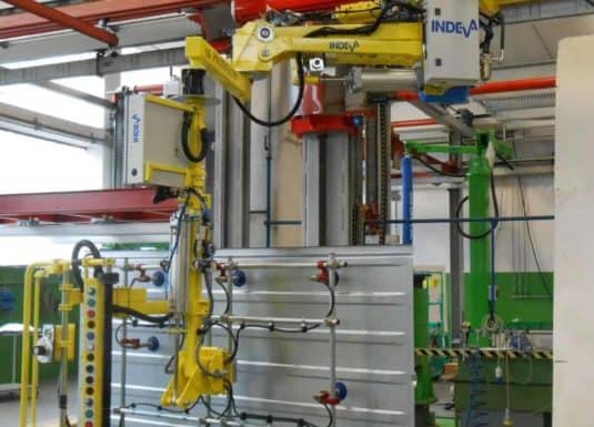 Laterales El uso de un sistema inteligente INDEVA en una línea de producción dentro de una industria automotriz aporta varias ventajas tanto a la productividad de la empresa como al operador. La posibilidad de utilizar el modo de control "Float Mode" permite al operador posicionar los laterales del vehículo directamente con sus propias manos.