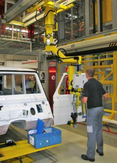 Puertas Las puertas de los coches difieren mucho de un modelo a otro, por lo que el uso de un sistema INDEVA Liftronic, con la posibilidad de cambiar las herramientas de agarre, es extremadamente conveniente.