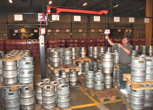 Manipuladores industriales INDEVA para el manejo preciso, mediante movimientos fluidos y precisos, de barriles de cerveza. Nuestros sistemas permiten un posicionamiento preciso del tambor sin sacudidas y sin necesidad de contrarrestar la fuerza de inercia en el primer desprendimiento, inversión de dirección y liberación.