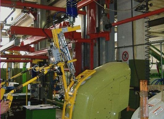 Parachoques Hacer que el proceso de montaje del parachoques sea más ergonómico y rápido es una de las demandas más comunes de los fabricantes de automóviles. A través de los manipuladores industriales de INDEVA, el operador puede mover esta pieza incómoda a través de movimientos fluidos y precisos.