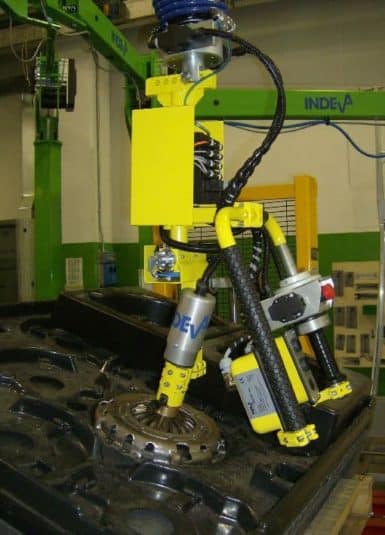 Gracias al control electrónico de los manipuladores industriales de INDEVA, se eliminan las fuerzas de inercia. Todo esto permite al operador manejar el embrague, la unidad y sus componentes con total seguridad y ergonomía.