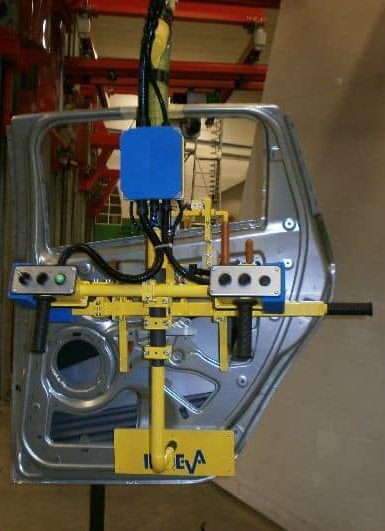 Puertas Mediante el uso de los manipuladores industriales de INDEVA, es posible posicionar las puertas de los coches de forma precisa y sin impacto, por lo que además de reducir el riesgo de daños, se mejora la productividad de la empresa mediante este sistema, ya que mantiene un nivel constante de productividad durante todo el turno de trabajo.