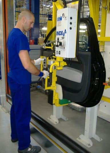 Puertas Manipuladores ingravidos neumáticos o manipuladores ingravidos electrónicos INDEVA para el manejo de puertas en la industria automóvil.