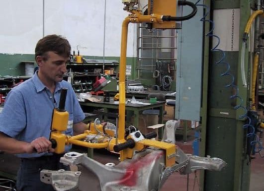 Telar Motor INDEVA permite, gracias a su tecnología de vanguardia, aumentar la productividad manteniendo constante su nivel durante todo el turno de trabajo y, al mismo tiempo, permite una mayor precisión en el posicionamiento del bastidor del motor.