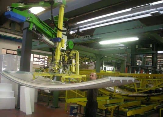 Los accionadores o sistemas auxiliares de elevación para el desplazamiento de paneles de madera muy voluminosos o de hojas de chapa son indispensables para garantizar la seguridad de los operadores.