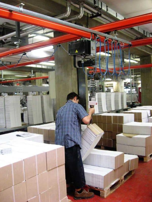 paper Los manipuladores industriales INDEVA representan una revolución en su campo. Gracias a la función de autoequilibrio de los sistemas inteligentes INDEVA®, el operador puede desplazar los objetos de papel sin ninguna dificultad.