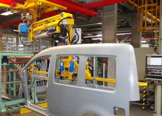 Laterales La manipulación de objetos incómodos para agarrar como los laterales de un coche es un punto fuerte de los sistemas Liftronic de INDEVA que, gracias a su versatilidad y a la posibilidad de cambiar las herramientas de agarre, se adaptan a cualquier situación y ciclo de trabajo.