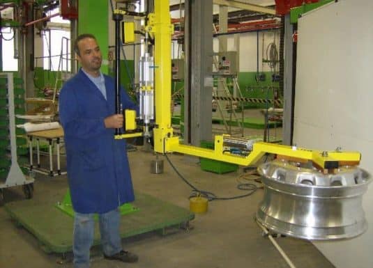 Llantas Los sistemas inteligentes INDEVA, gracias a su estructura delgada y compacta, están diseñados para manipular objetos difíciles de agarrar, como las llantas.