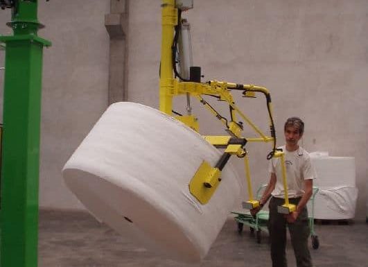 Bobinas de papel y plástico y film Con los sistemas INDEVA es posible manejar fácilmente bobinas de diferentes pesos y tamaños gracias a la tecnología de equilibrado de peso automático y continuo.