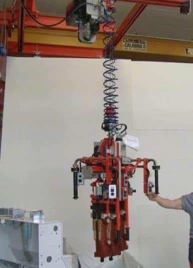 Manipuladores industriales de última generación INDEVA para el manejo de transformadores eléctricos mediante una herramienta adecuada para su agarre. Los sistemas de elevación INDEVA, auto-equilibrados, permiten movimientos rápidos y precisos al mismo tiempo. La gran versatilidad de las herramientas de sujeción de los manipuladores industriales INDEVA, permiten el manejo de transformadores de diferentes formas y tamaños, a través de un manejo ergonómico e intuitivo.