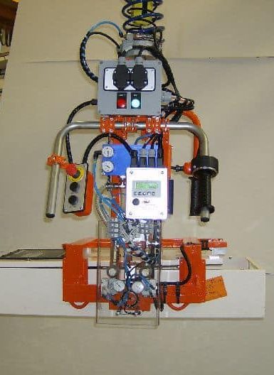 Manipuladores industriales INDEVA para el manejo de cuadros eléctricos en total ergonomía y seguridad. Con nuestros sistemas inteligentes es posible mantener una productividad constante a lo largo de todo el ciclo de producción.