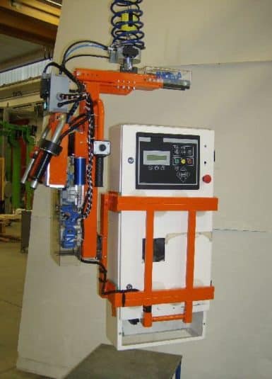 Las herramientas de agarre pueden equiparse con dispositivos para la rotación de la carga y pueden realizar el agarre de la carga mediante vacío o mediante pinzas de accionamiento mecánico.