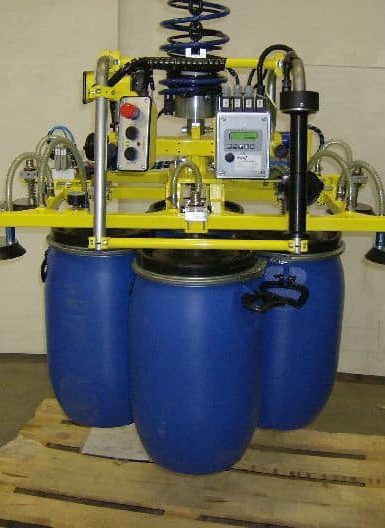 Bidones y Barriles Gracias al sistema de control electrónico que caracteriza a los sistemas inteligentes INDEVA, las cargas grandes y pesadas pueden ser manejadas de forma natural y sin esfuerzo, de la misma manera que los objetos pequeños, sin sacudidas ni rebotes durante el posicionamiento o la elevación de las barricas.