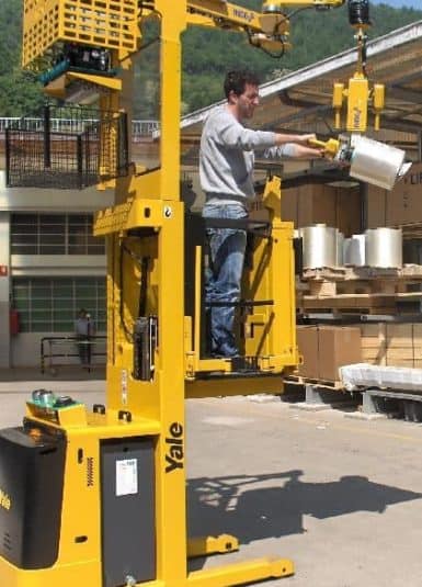 Las empresas textiles han elegido los manipuladores INDEVA para el manejo de bobinas de hilo. El operador los mueve de forma totalmente ergonómica y segura, aumentando significativamente la productividad.