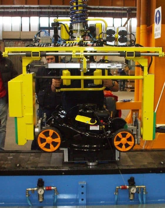 lawnmowers-01 Un manipulador INDEVA puede equiparse con una herramienta adecuada para aferrar y mover cortacésped con formas y pesos diferentes mediante una regulación rápida y simple