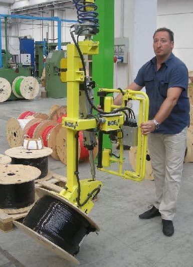 La posibilidad de disponer de un manipulador que apoye al operario durante la elevación y manipulación de las cargas, hace que el ciclo de trabajo sea más productivo, ya que el operario, que trabaja con total ergonomía y seguridad, puede manipular la carga de forma más rápida y precisa.
