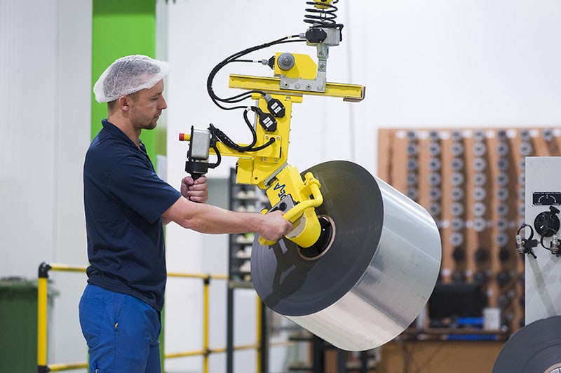 Bobinas de papel y plástico y film Los manipuladores INDEVA se utilizan con gran satisfacción para cargar las máquinas de embalaje empaquetadoras con grandes bobinas de película termorretráctil.